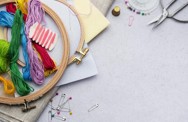 Kolorowe nici i hafty